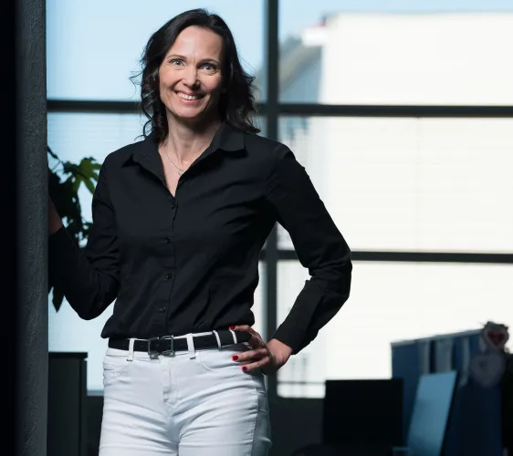 OIL&nbsp;&amp; GAS„Im Bereich Oil &amp; Gas entwerfen und realisieren wir Steuerungssysteme für Technologien zur Förderung, zum Transport und zur Verarbeitung von Gas. Wir haben Erfahrung mit LNG- und CNG-Tankstellen sowie mit den zugehörigen Betriebstechnologien. Wir begleiten den Kunden durch das gesamte Projekt – von der Lösungskonzeption und Projektdokumentation über die Softwareentwicklung und Inbetriebnahme bis zur nachfolgenden Serviceunterstützung.“Eva DoležalováOIL &amp; GAS