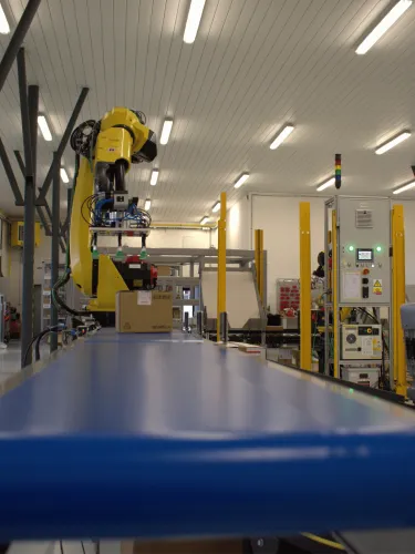 KOMPLEXE ROBOTIKLÖSUNGENEin Partner für das gesamte Werk.Wir verbinden Robotik, Fertigungsautomatisierung und Prozesssteuerung zu einer funktionalen Einheit — ohne die Notwendigkeit, mehrere Lieferanten zu koordinieren. Wir haben Projekte in Tschechien und im Ausland erfolgreich abgeschlossen und wissen, wie man Dinge zu Ende bringt.Möchten Sie konkrete Ergebnisse sehen? Schauen Sie sich unsere Referenzen an.
